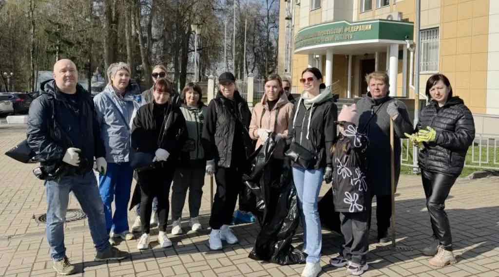 В Брянске на субботник вышли более 4 тысяч человек и убрали 1126 кубов мусора