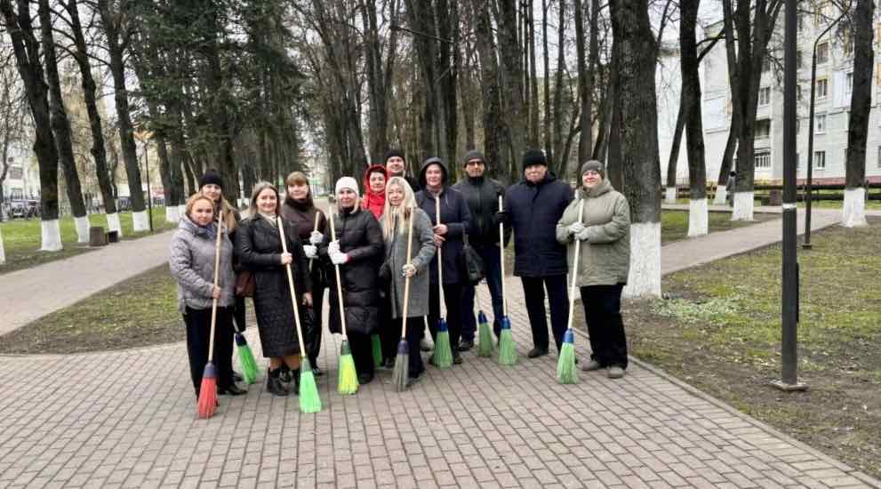  Брянске прошла санитарная пятница: убрали парки, скверы и мемориалы