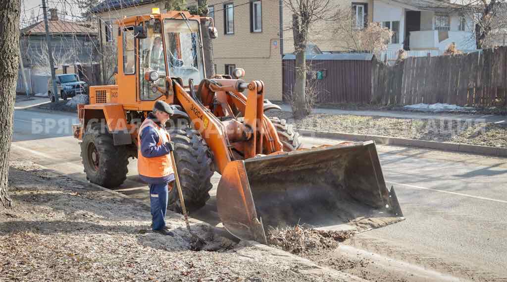Весенняя уборка улиц продолжается во всех районах Брянска