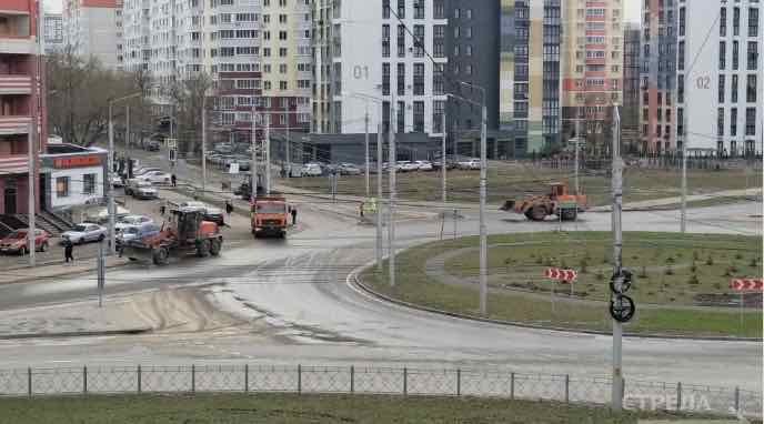 В Брянске дорожники продолжают уборку магистралей от песка и мусора