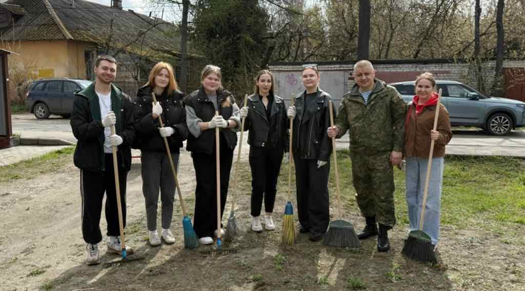 Брянские волонтёры и ветеран СВО привели в порядок территорию центра «Поверь в себя»