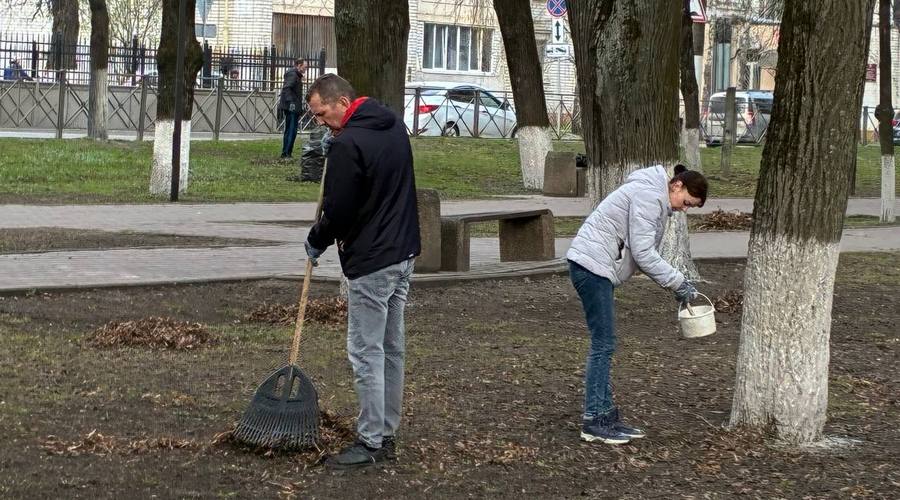 В сквере Энергетиков в Брянске наводят порядок
