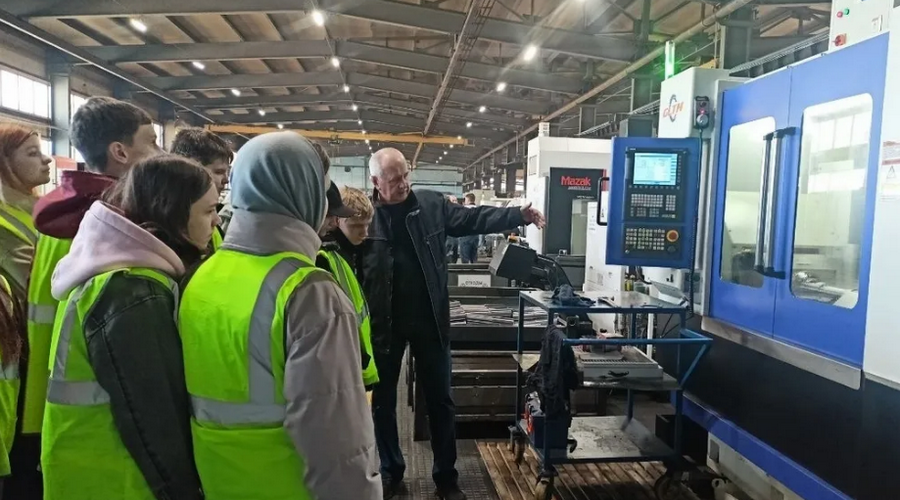 Семиклассники из Жуковки увидели, как собирают велосипеды и мототехнику