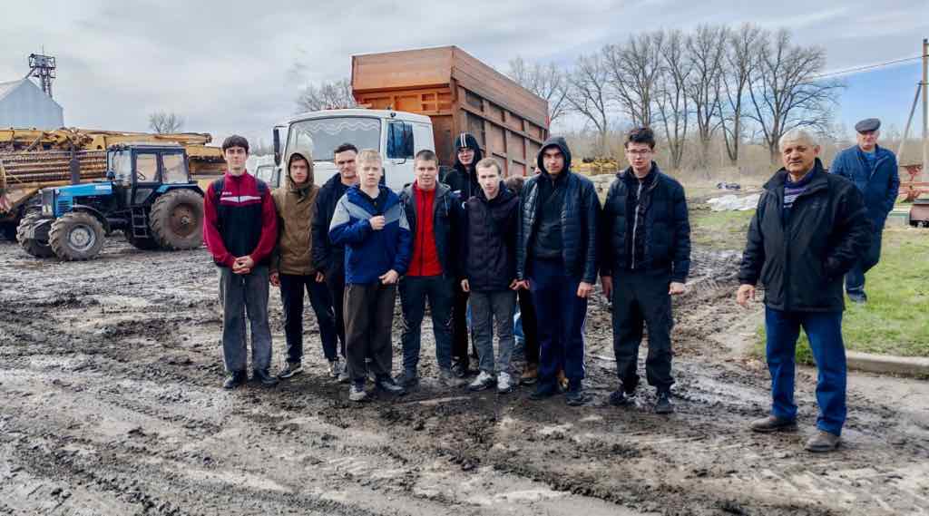 Студенты из Комаричей изучили опыт фермерского хозяйства «Шохин»