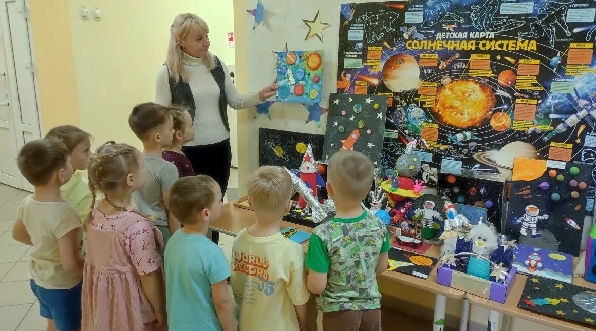 Дошкольники Брянского района посвятили Дню космонавтики выставку