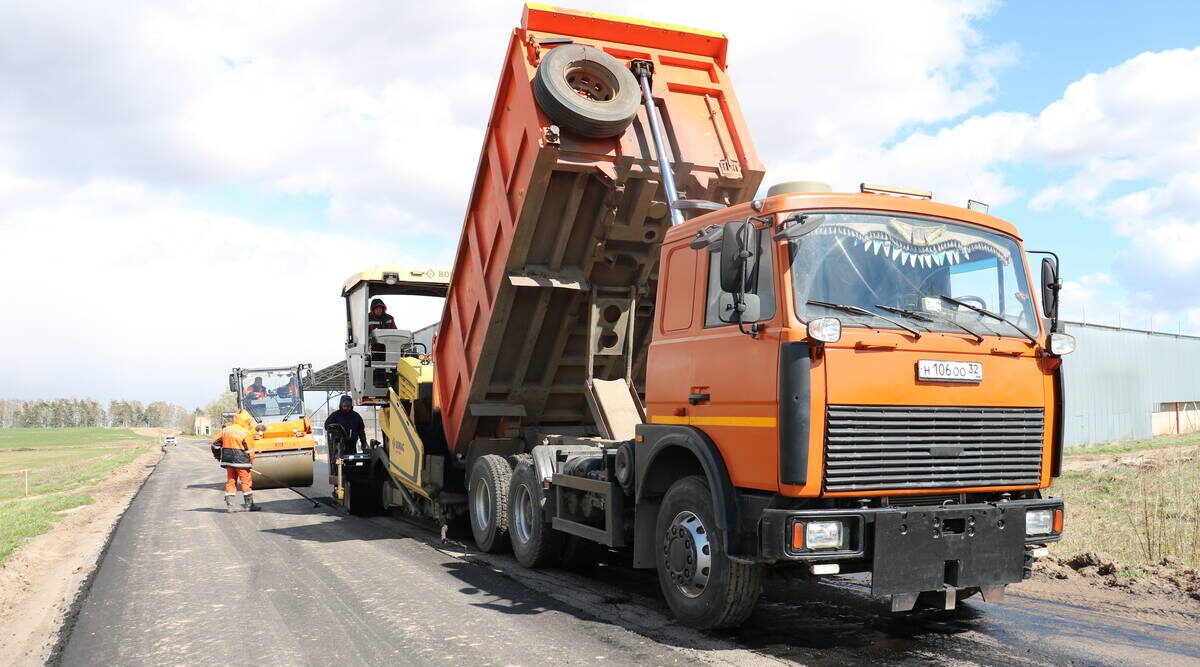 В Стародубском округе приступили к укладке асфальта на трассе до Тарасовки