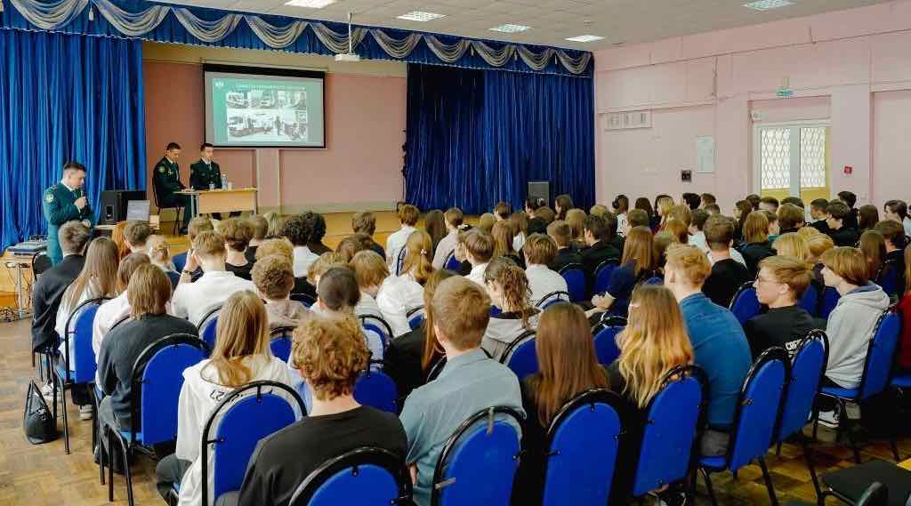 Брянские таможенники провели для старшеклассников гимназии № 6 профориентационное занятие