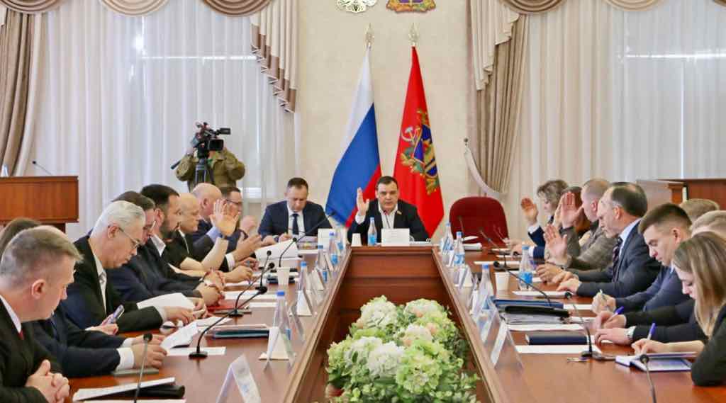 Комитет Брянской облдумы поддержал поправки в закон о МСП и обсудил реконструкцию аэропорта