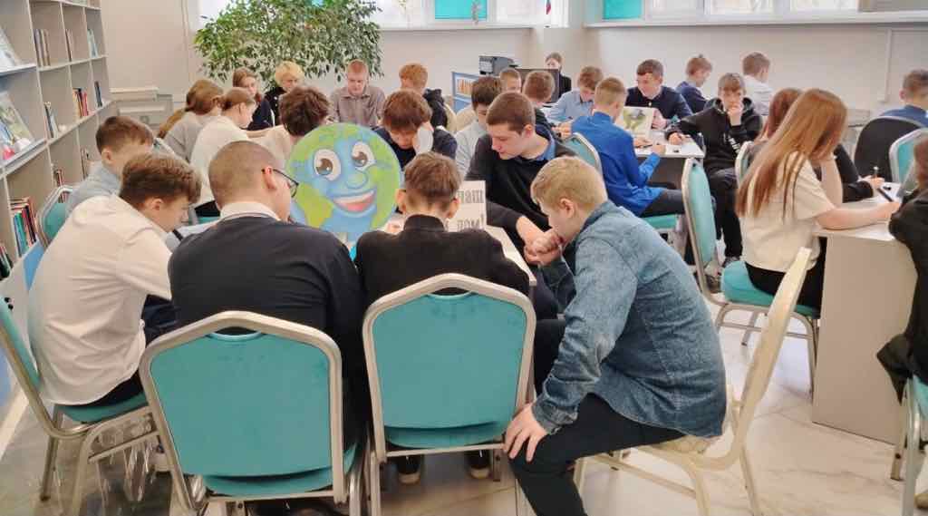 В Суражской библиотеке прошёл день экологических знаний «Земля — наш общий дом»