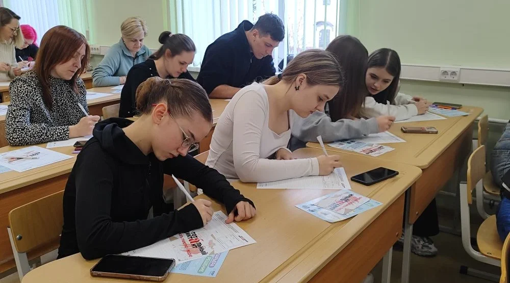 Брянцы приняли участие во Всероссийской акции «Тотальный диктант — 2026»