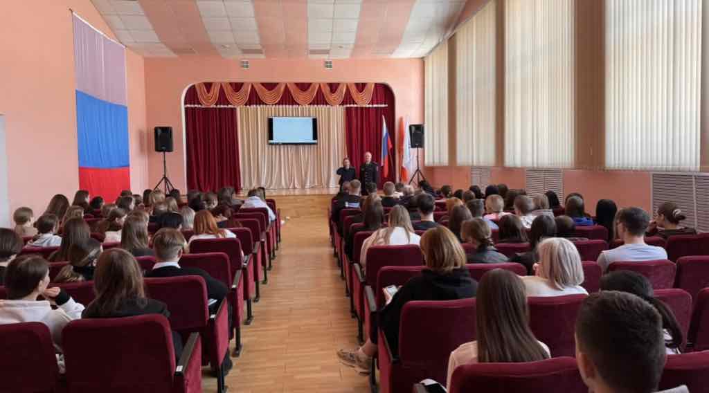 Транспортные полицейские Брянска провели профориентационные встречи для студентов вуза и колледжа