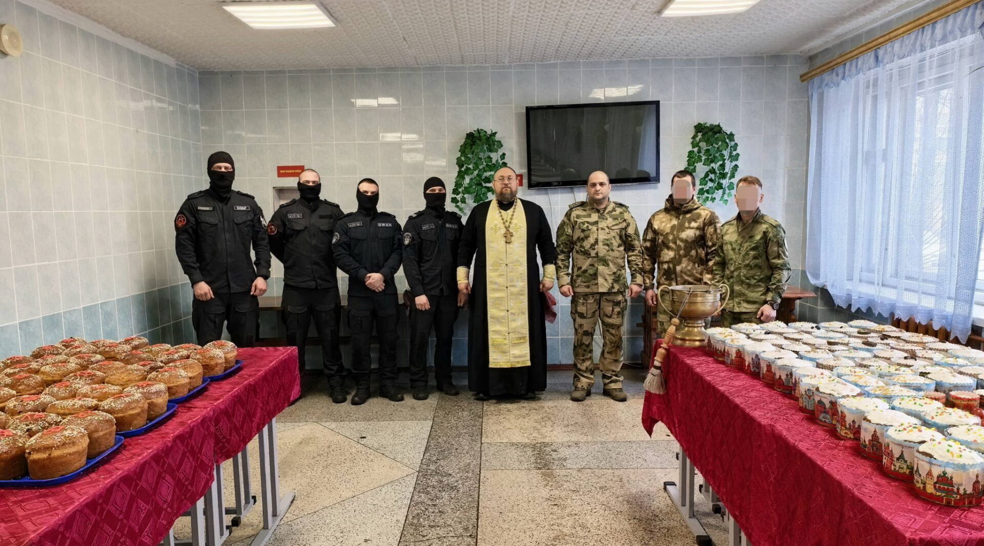 Повара Росгвардии из Брянска испекли пасхальные куличи для бойцов на приграничных территориях