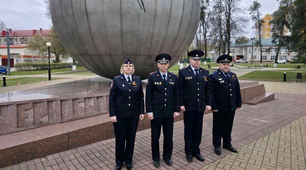 В Брянске транспортные полицейские возложили цветы к памятнику ликвидаторам ЧАЭС