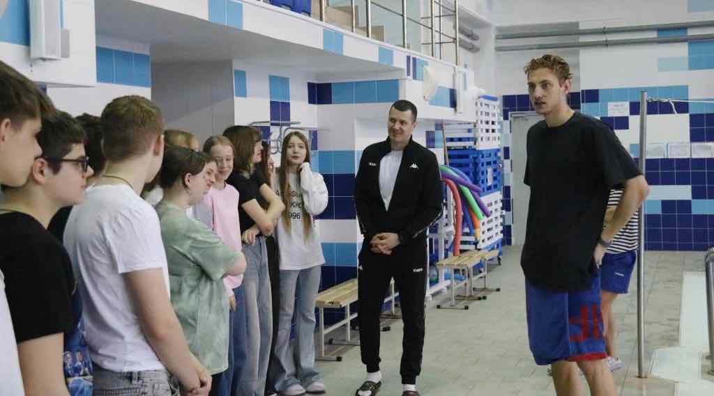 В Брянске чемпион мира по плаванию Илья Бородин провёл мастер-класс для школьников