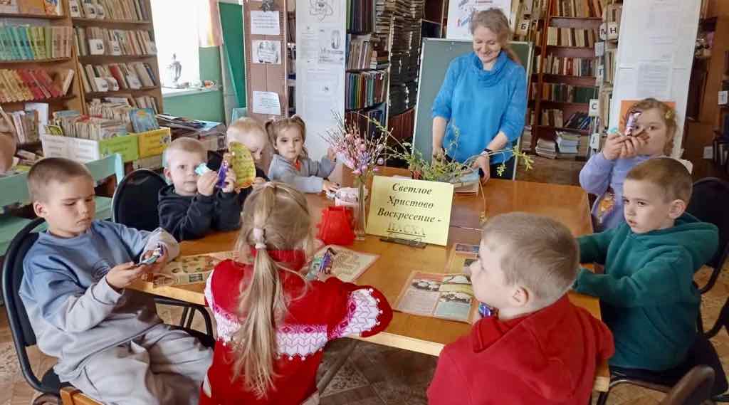 Во Влазовичах дошколятам рассказали о Пасхе и научили красить яйца