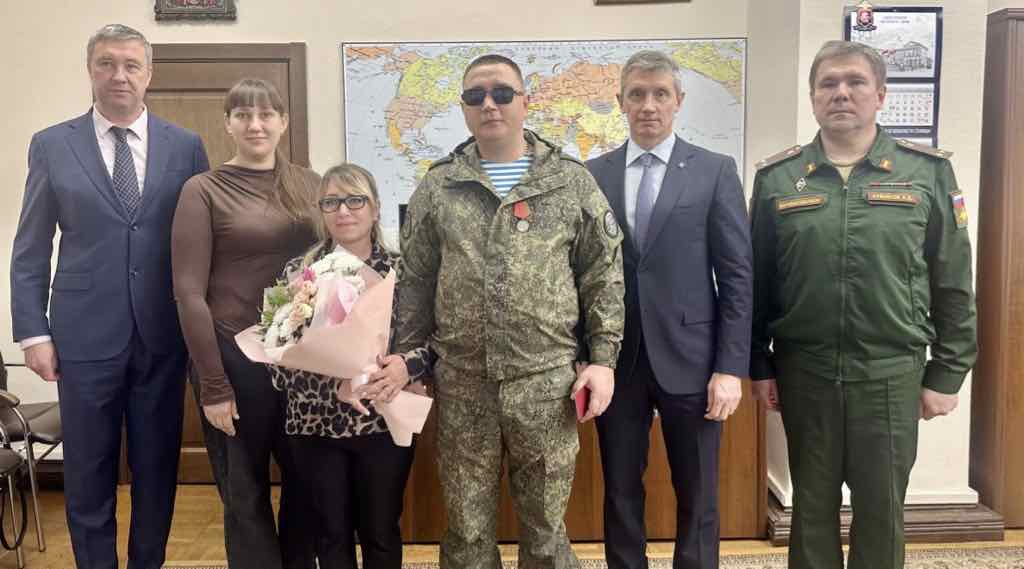 В Клинцах участнику СВО Юрию Лобочу вручили медаль Жукова