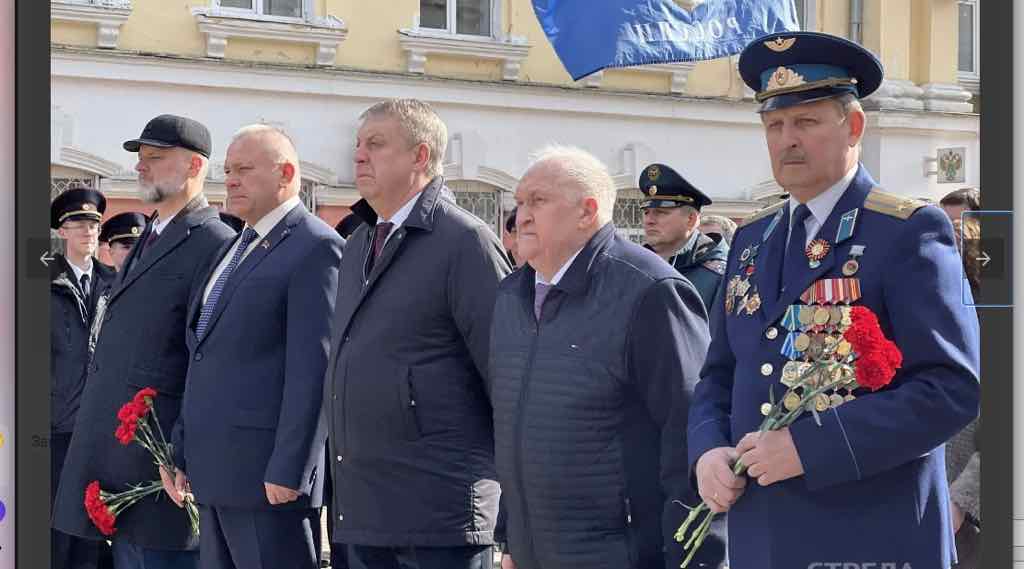 В Брянске у памятника Юрию Гагарину отметили День космонавтики