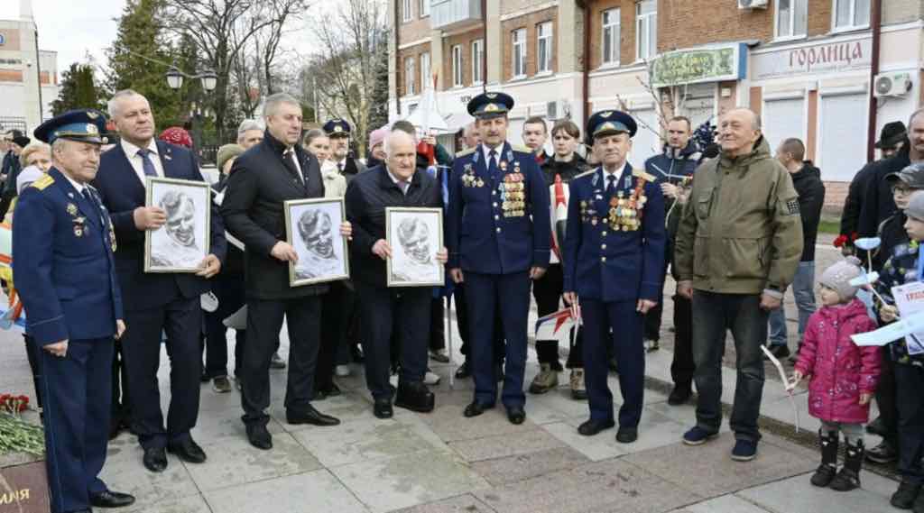 Александр Богомаз и Виктор Афанасьев почтили память Гагарина в День космонавтики