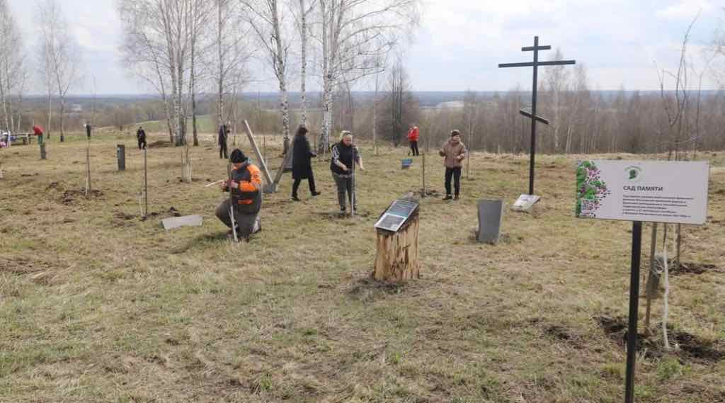 Брянские железнодорожники убрали территорию у поклонного креста в честь подвига партизан