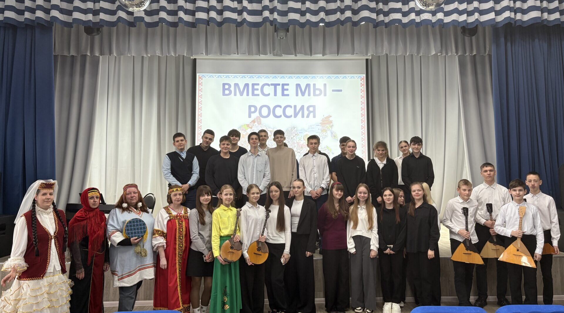 Библиотекари Брянска провели фольклорно-этнографический праздник «Вместе мы — Россия»