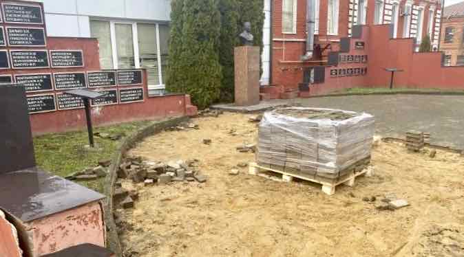 В Новозыбкове началась реконструкция Аллеи Славы по нацпроекту