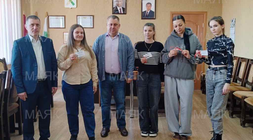 В Новозыбкове пятеро детей-сирот получили ключи от квартир