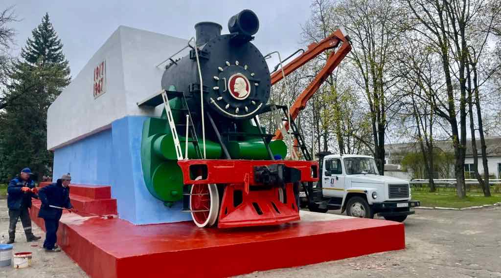 В Брянске привели в порядок стелу комсомольцам и паровоз в Фокинском районе