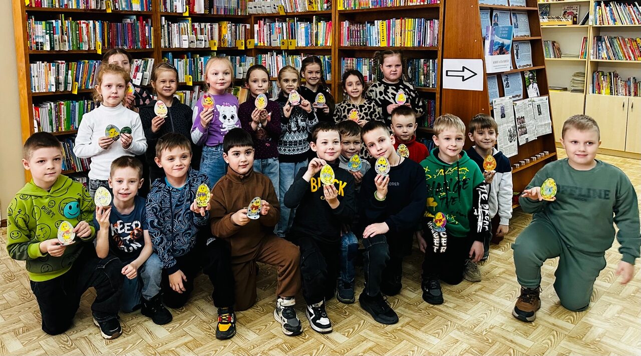 Дошкольники Брянска украсили пасхальные яйца