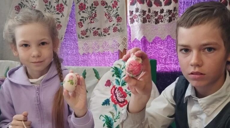 В селе Долботово Погарского района состоялся урок «Узор пасхального яйца»