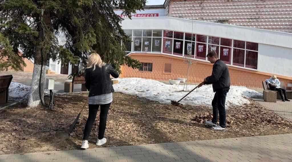 В Брянске прошел традиционный пятничник: тысячи горожан вышли на уборку улиц