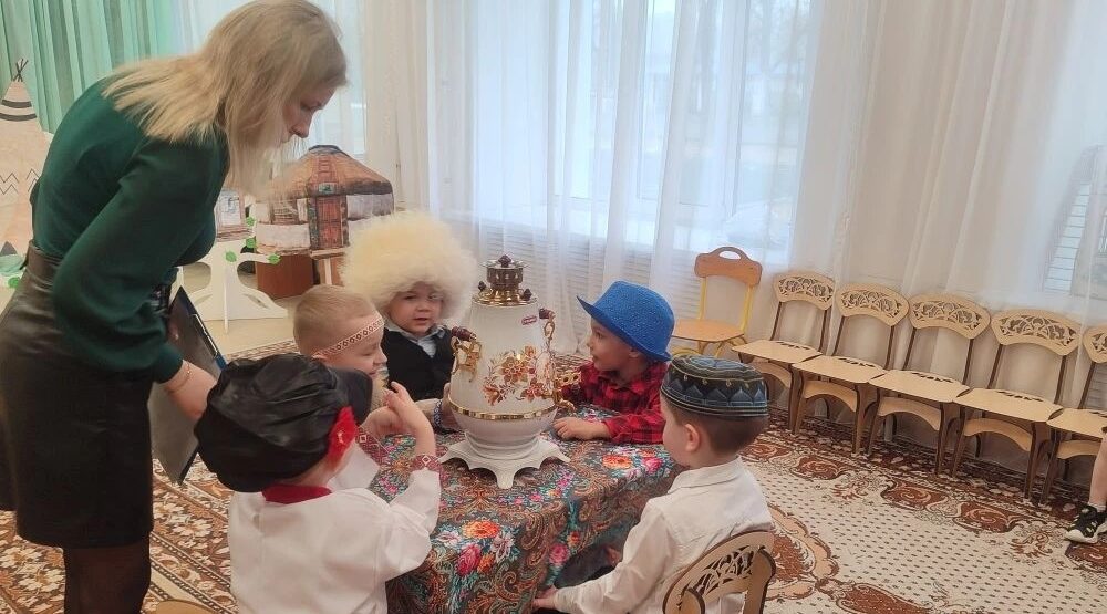 Дошкольники Жуковки поставили сказку о дружбе народов