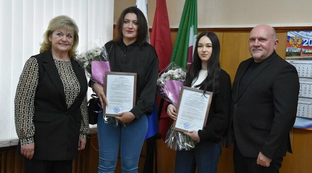 В Дятькове вручили сертификаты на жилье детям-сиротам