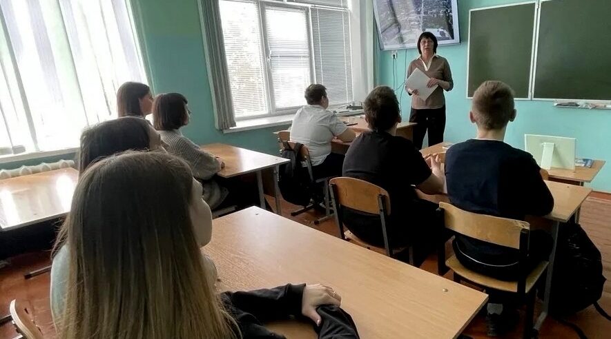 Школьникам рассказали о памятниках-хранителях истории поселка Климово