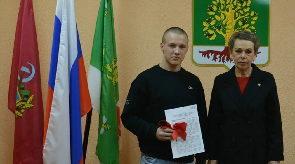 Сироте из Гордеевского района вручили ключи от благоустроенной квартиры в Клинцах