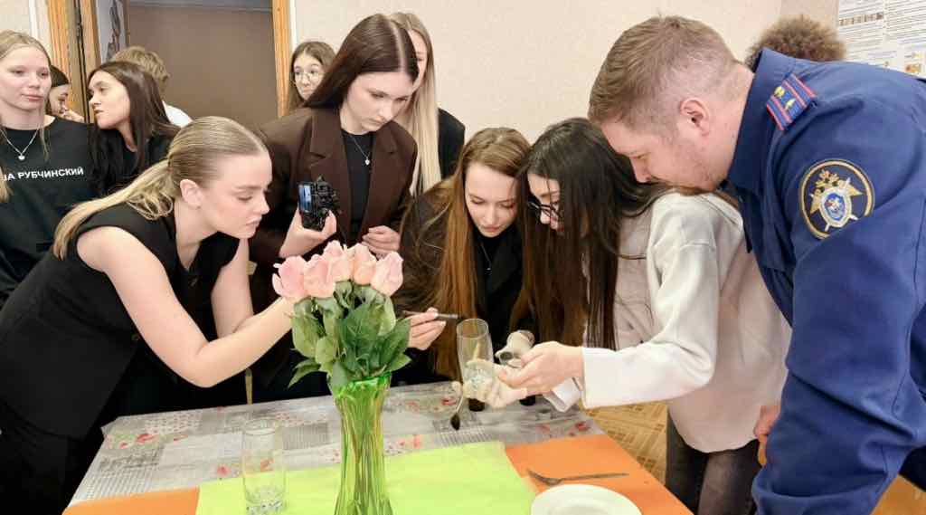 Студентам Брянска провели криминалистическое занятие с имитацией места преступления