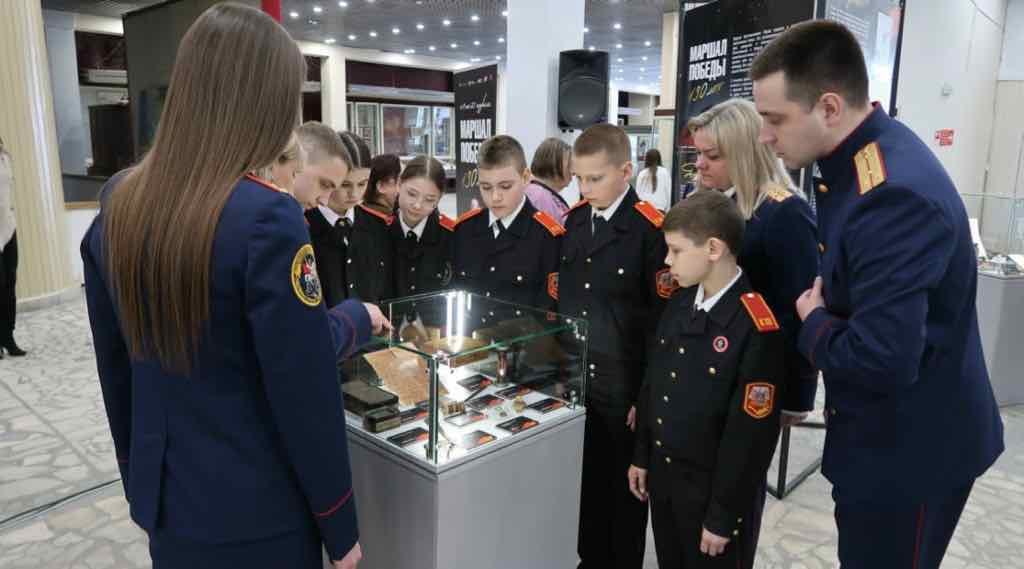 Брянские следователи и кадеты посетили выставку о маршале Жукове