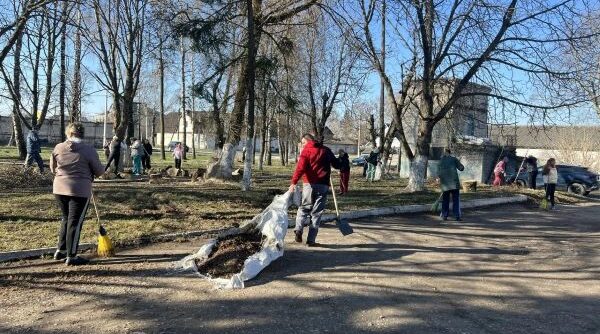 Сотрудники стародубской колонии приняли участие в субботнике