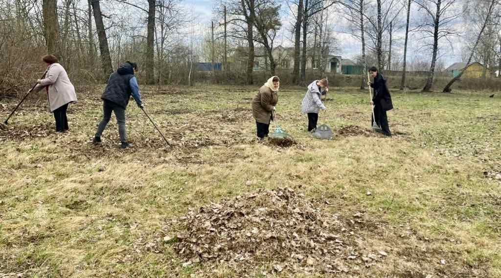 Учителя и школьники Долботово в Погарском районе провели субботник на сельском стадионе