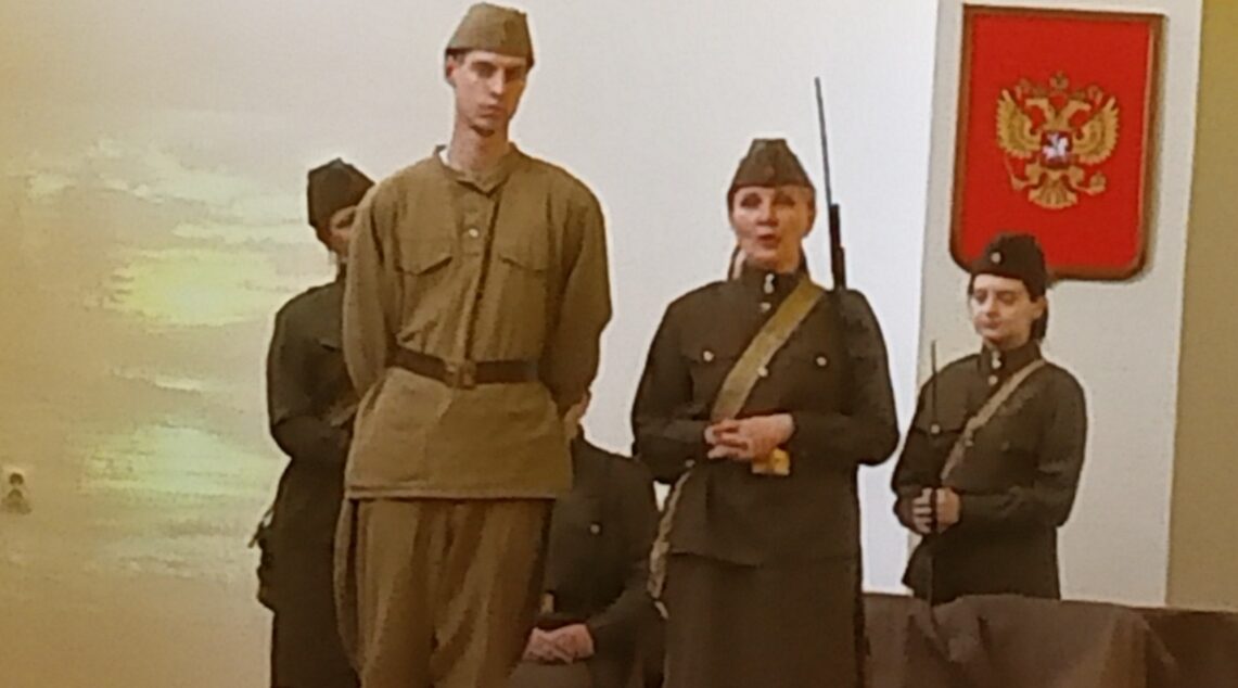 Сотрудники «Библиотеатра» подарили ученикам пронзительную историю о войне