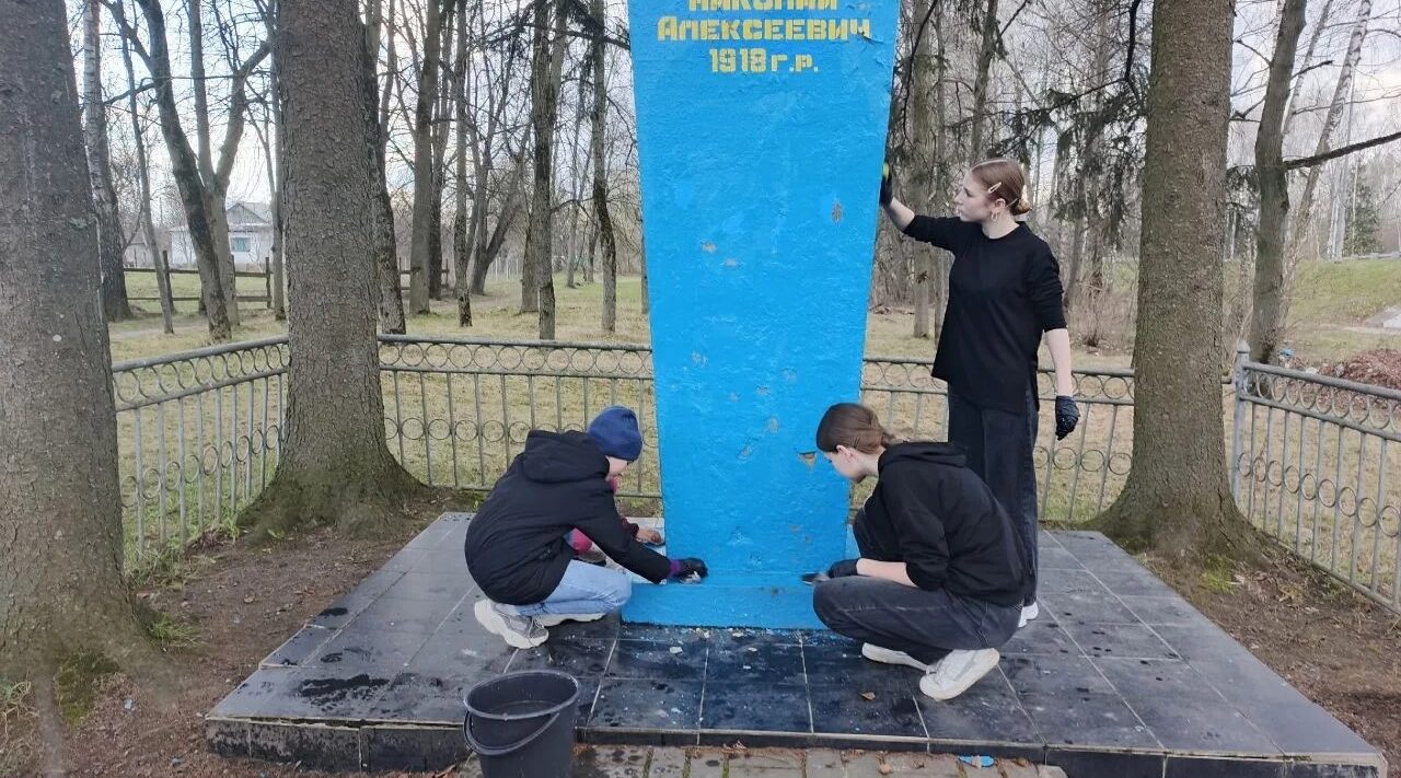 Активисты Движения Первых Хмелевской школы навели порядок возле памятников погибшим односельчанам