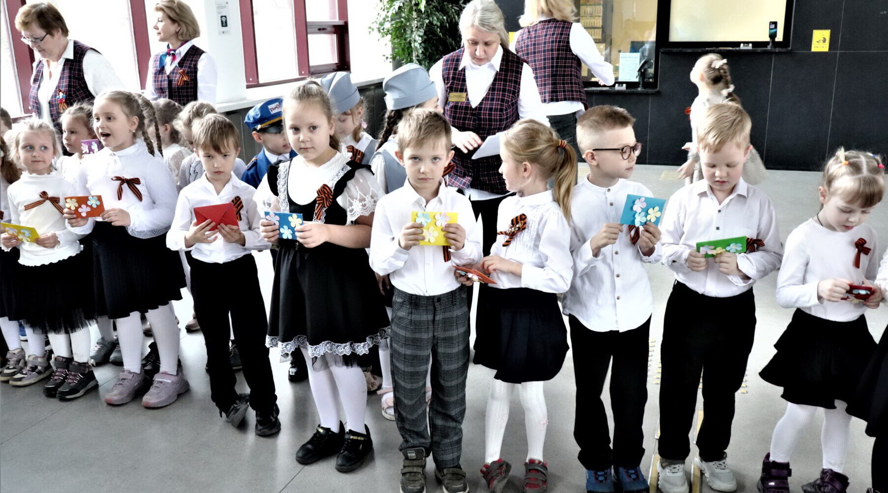 Дошкольники провели «Урок безопасности» для пассажиров на вокзале Брянск-Льговский