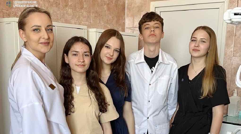 Брянские больницы знакомят школьников с профессией врача в рамках профориентации