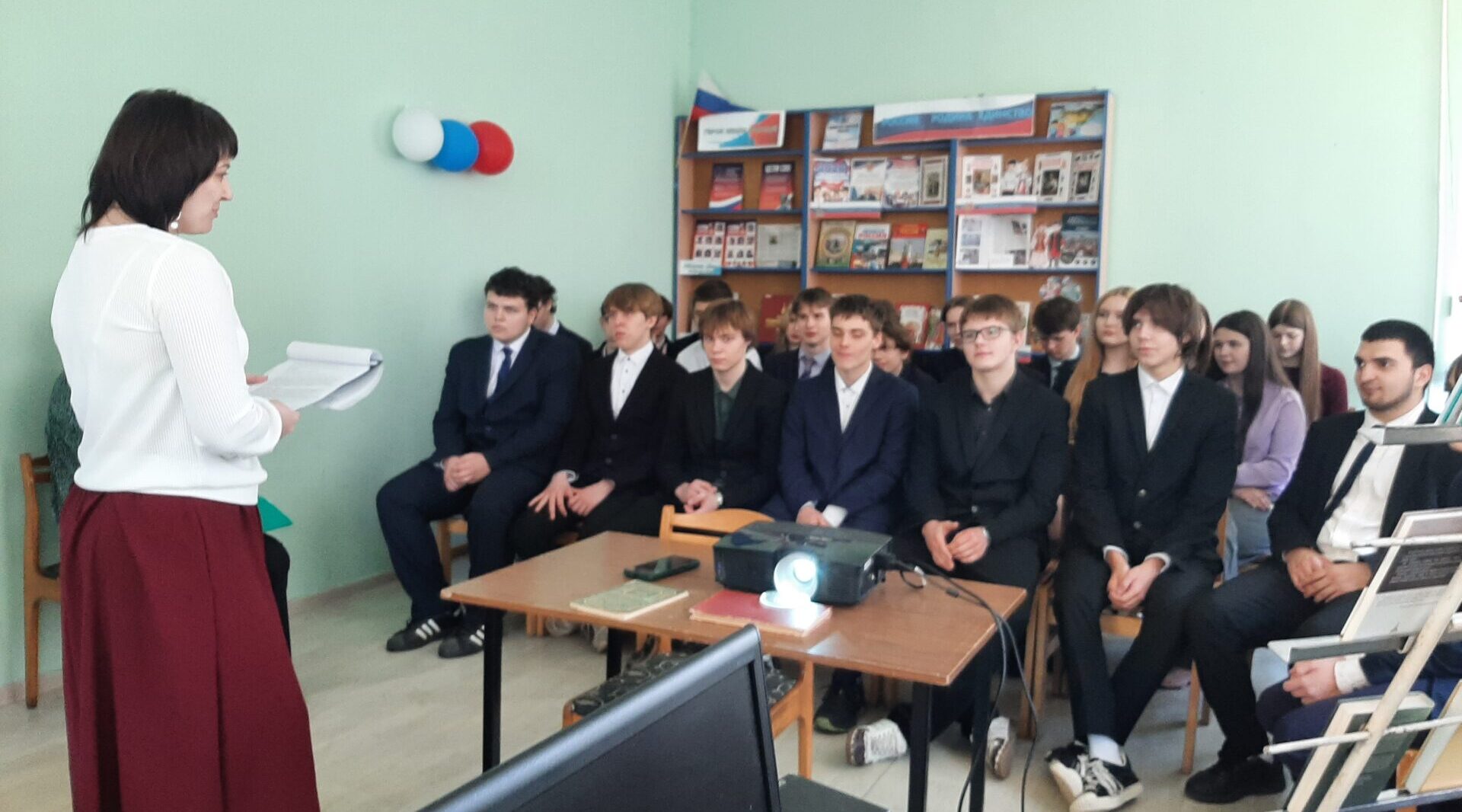 Для брянских школьников провели час общения «Семья-это главное»