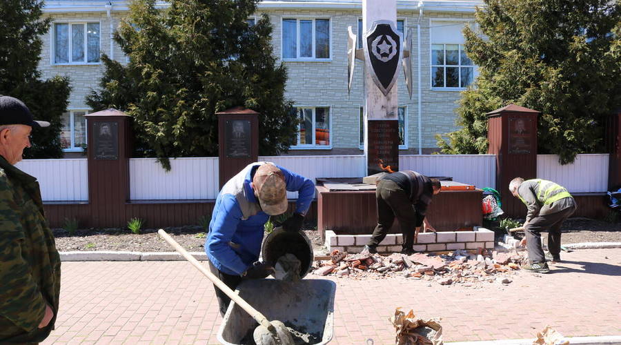 На Брянщине в Комаричах к 9 Мая обновили два воинских мемориала