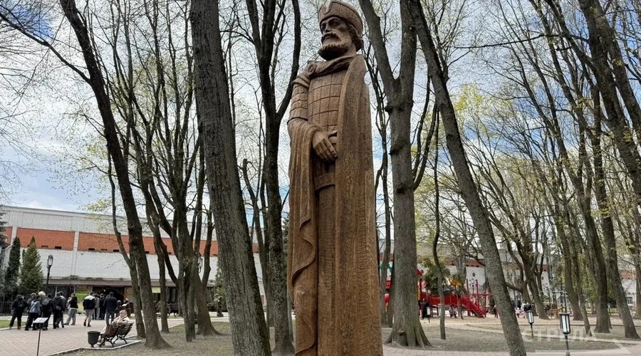 В парке Толстого в Брянске установили новую скульптуру князя Романа Брянского