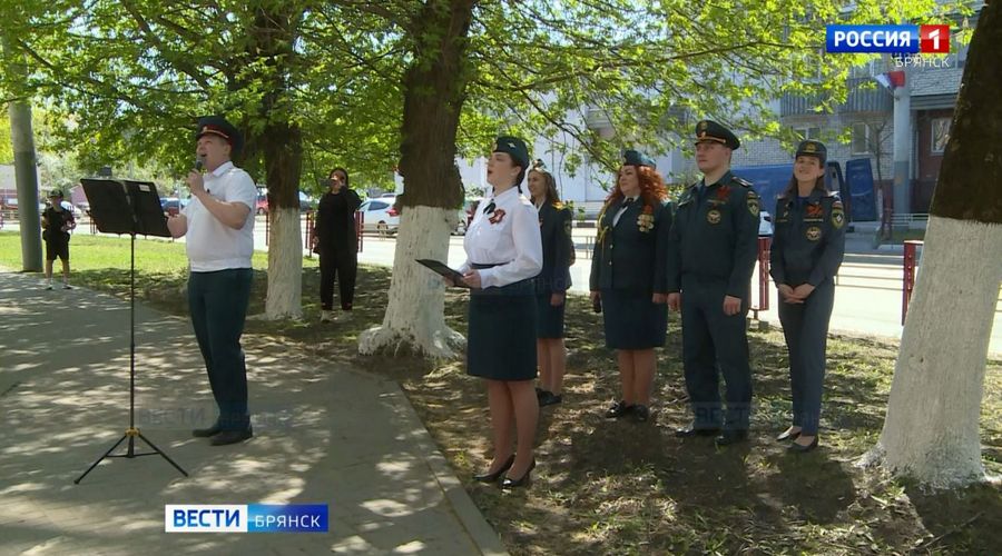 В Брянске у домов ветеранов прошёл торжественный парад в честь 81-й годовщины Победы