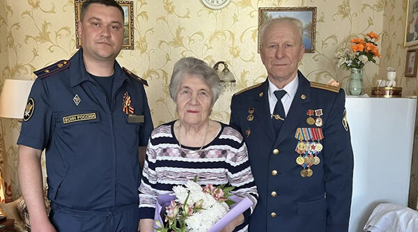 Сотрудники пенитенциарной системы поздравляют ветеранов с Днём Победы