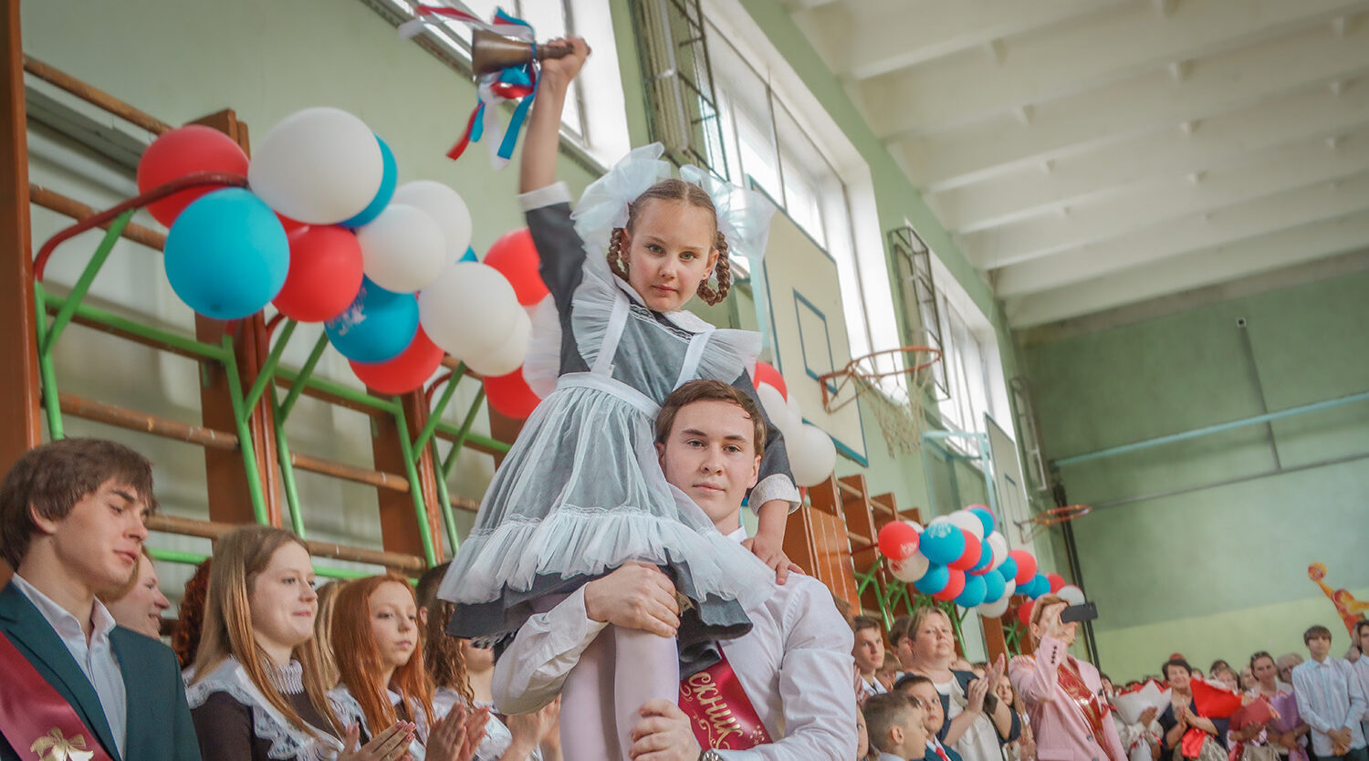 В брянских школах прозвенели последние звонки