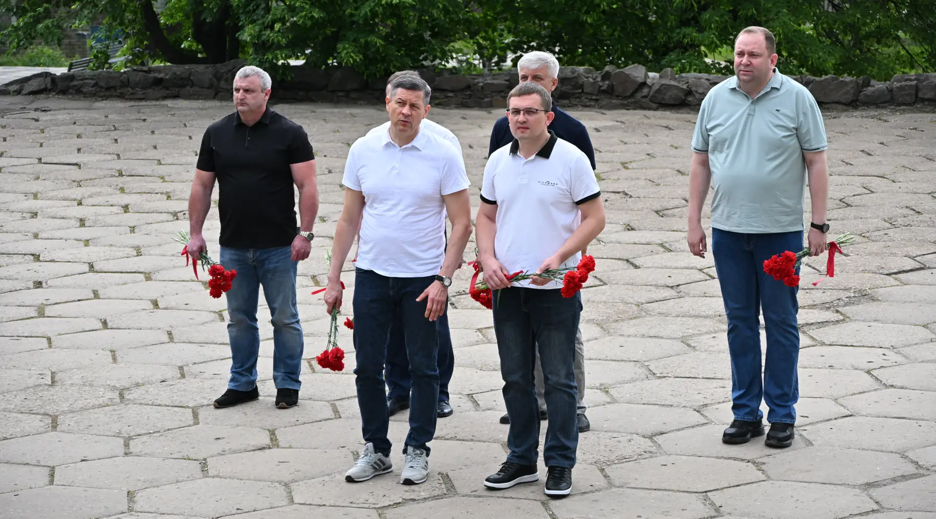 Губернатор Брянской области почтил память героев, погибших в боях за Брянку