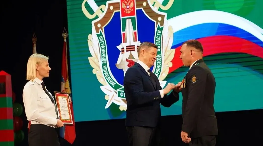 Врио губернатора Егор Ковальчук вручил награды отличившимся пограничникам